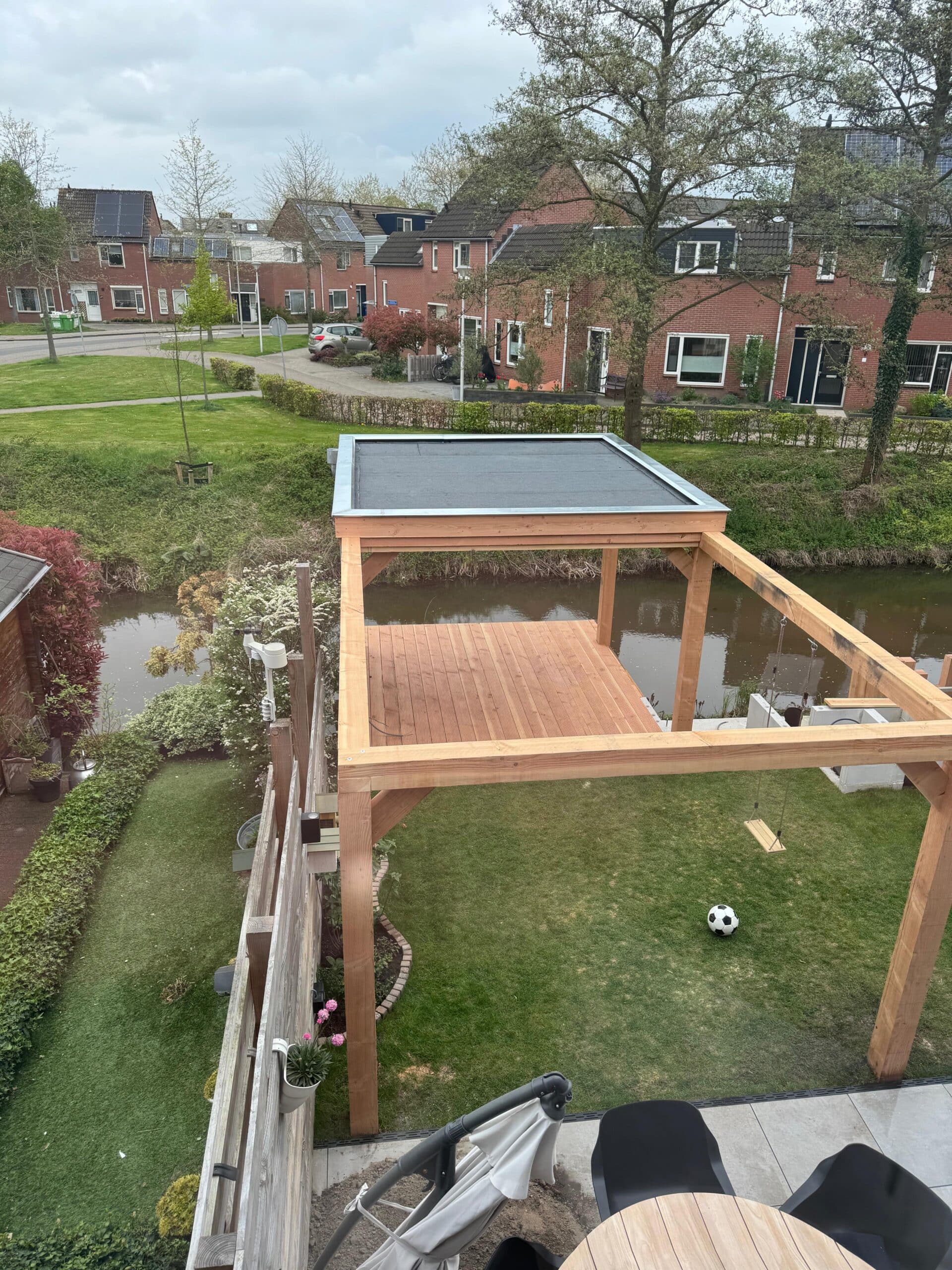 Houten overkapping in aanbouw in een tuin